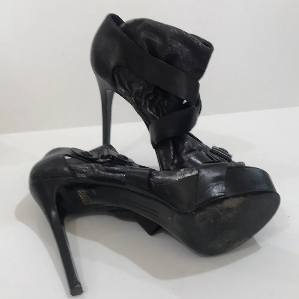 Vera Wang lavender platform Beuti leather black strap size 8.5 M